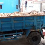 Tim profesional sedang memuat sampah proyek dari situs konstruksi di Jogja ke dalam kontainer khusus